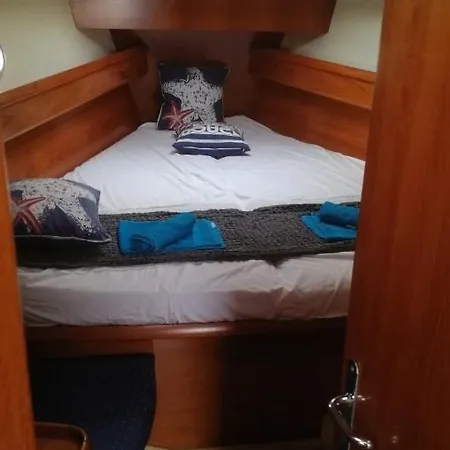 Botel Grand Voilier A Proximite De La Plage