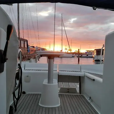 Grand Voilier A Proximite De La Plage Botel