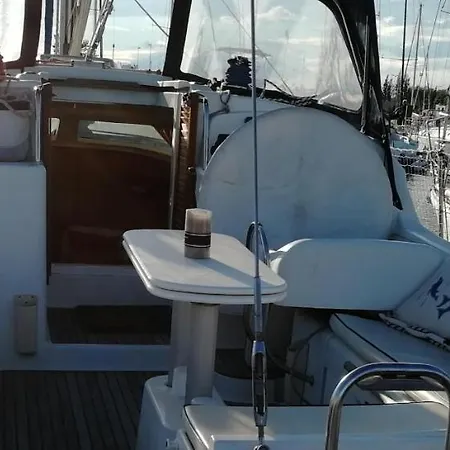 Grand Voilier A Proximite De La Plage Botel Agde