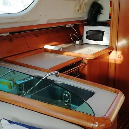 Grand Voilier A Proximite De La Plage Botel