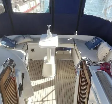 Grand Voilier A Proximite De La Plage Botel Agde