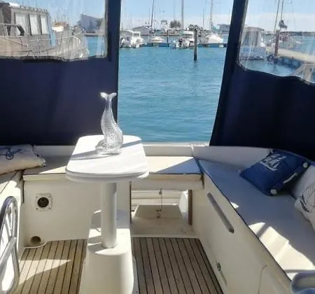 Botel Grand Voilier A Proximite De La Plage *
