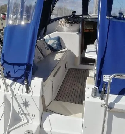 Grand Voilier A Proximite De La Plage Botel Agde