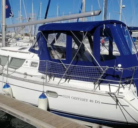 Grand Voilier A Proximite De La Plage Botel *